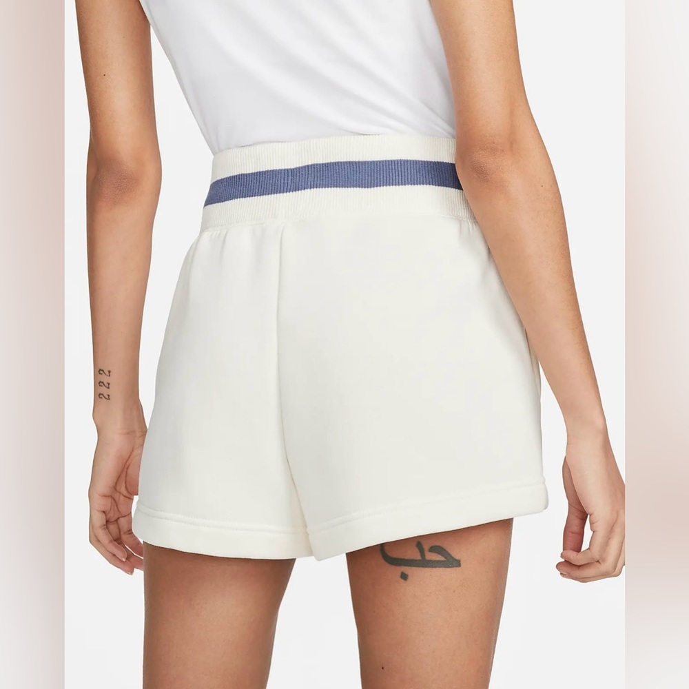 Nike Sportswear Phoenix Fleece Heritage
Women's High-Waisted Shorts - Picture 3 of 8